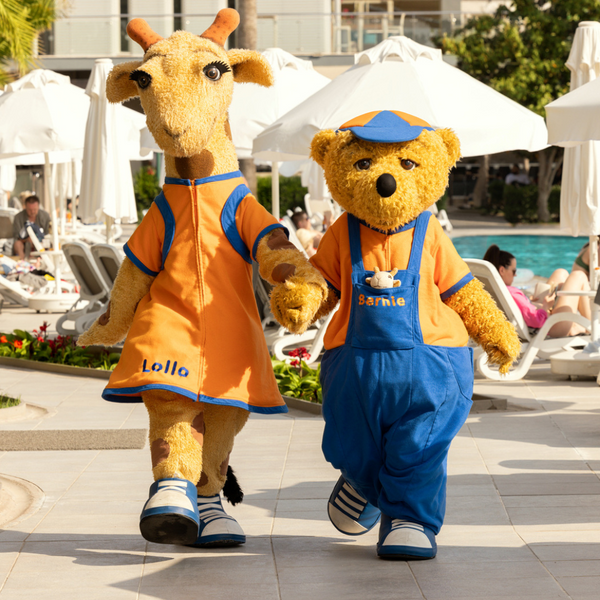 Lollo och Bernie vid en pool på ett Sunwing Family Resort